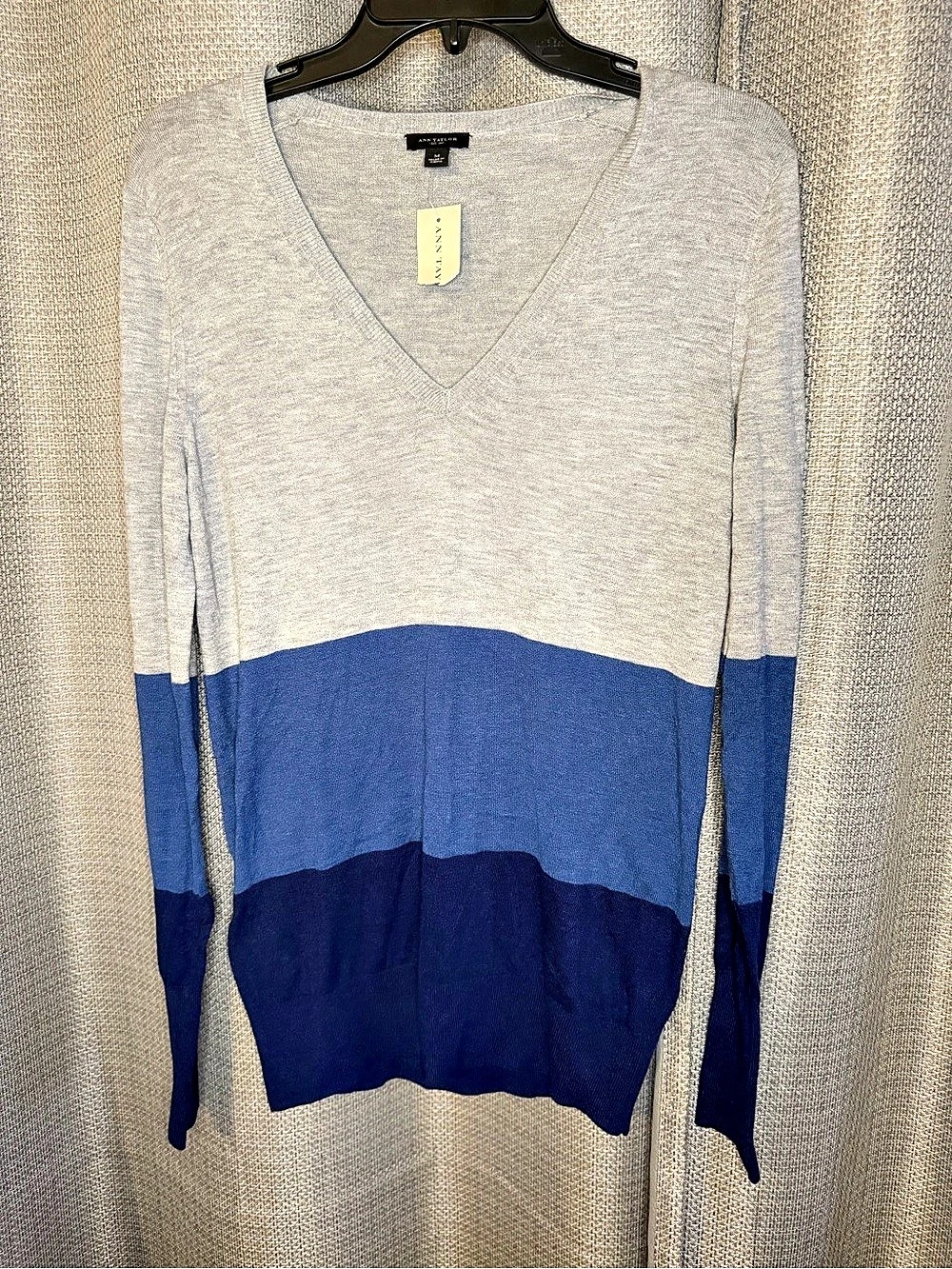 Ann Taylor Color Block V-Neck Sweater Gray & Blue Size Medium NWT - Picture 2 of 4